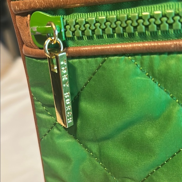 Tory Burch Green Quilted Crossbody Bag with Adjustable Strap - Picture 3 of 15